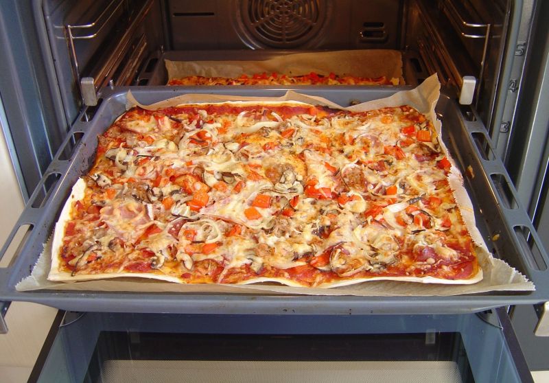 Pizza na cienkim cieście drożdżowym Pizza na cienkim cieście drożdżowym