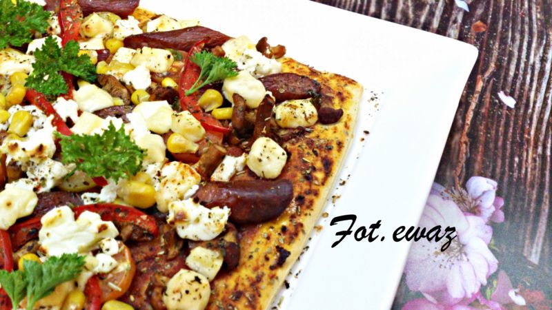 Pizza na cienkim cieście jogurtowo - śmietankowym Pizza na cienkim cieście jogurtowo - śmietankowym