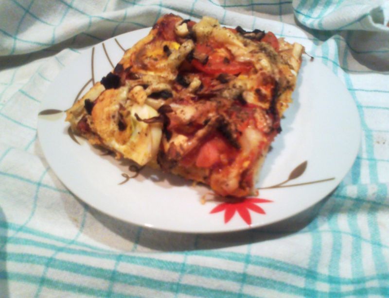 Pizza na cienkim cieście z jajkiem i pomidorem