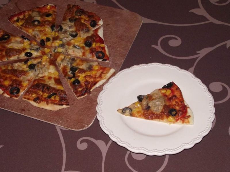 Pizza na cienkim cieście z makrelą z puszki  Pizza na cienkim cieście z makrelą z puszki