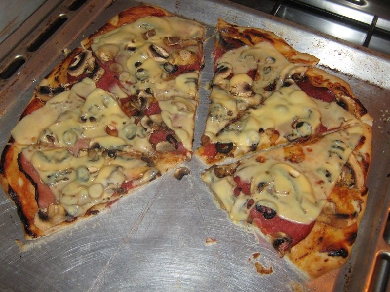 Pizza na cienkim cieście z salami i oliwkami Pizza na cienkim cieście z salami i oliwkami