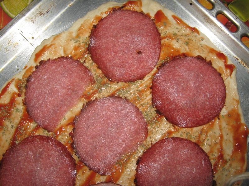 Pizza na cienkim cieście z salami i oliwkami