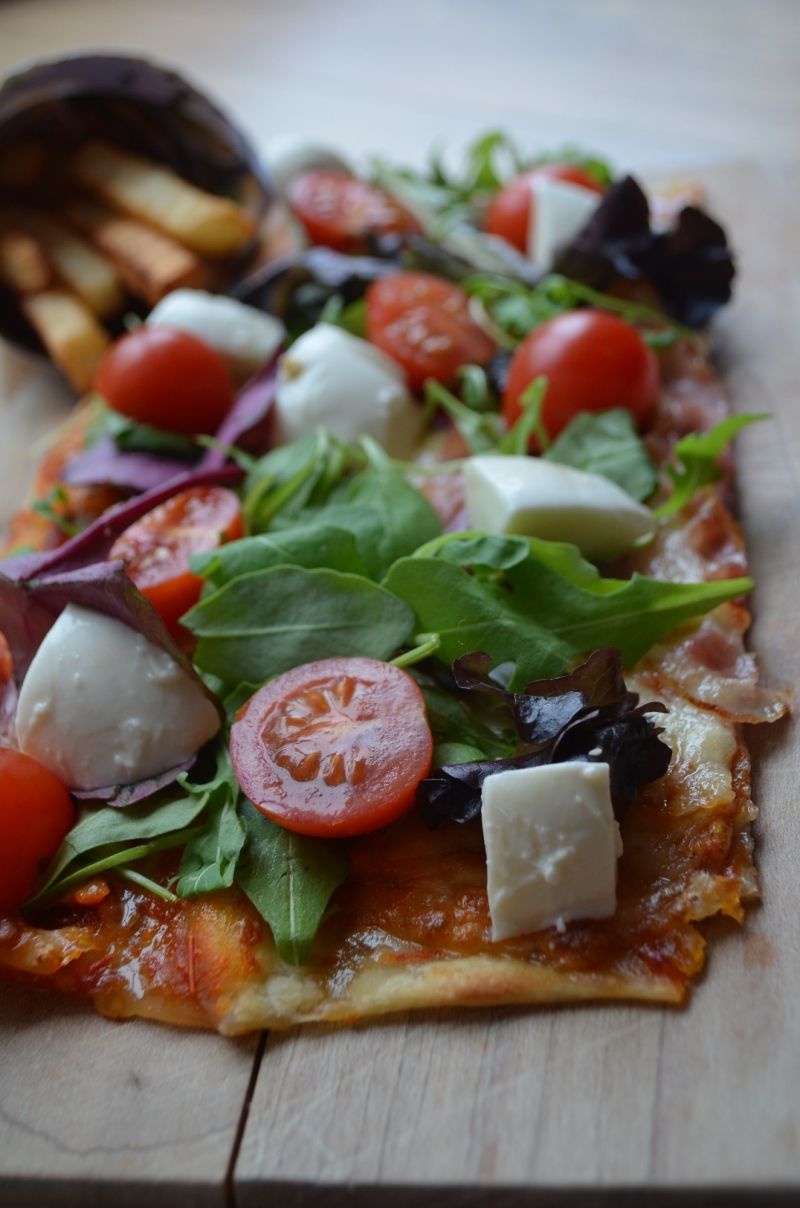 Pizza na cienkim cieście z sałatą Pizza na cienkim cieście z sałatą