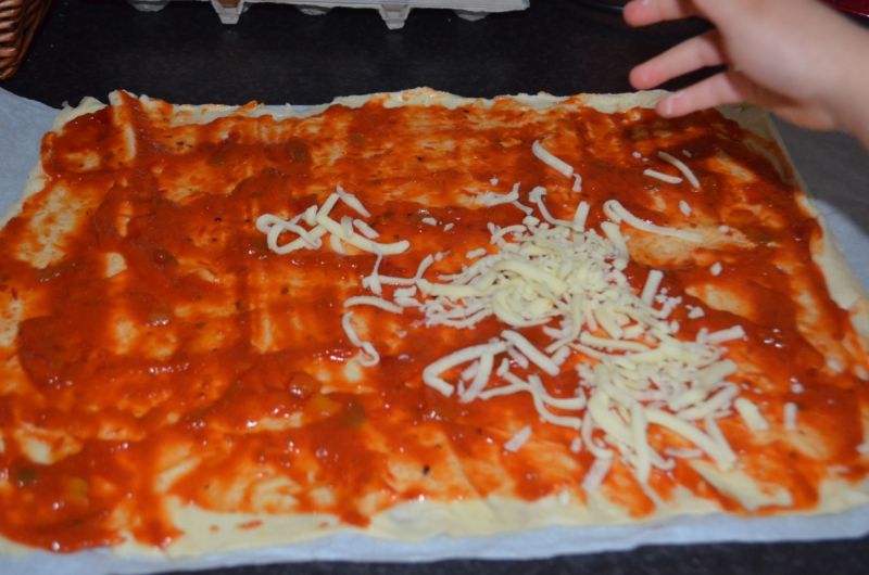 Pizza na cienkim cieście z sałatą