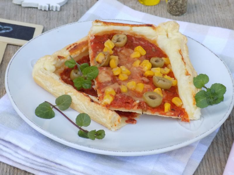 Pizza na cieście francuskim z oliwkami, kukurydzą