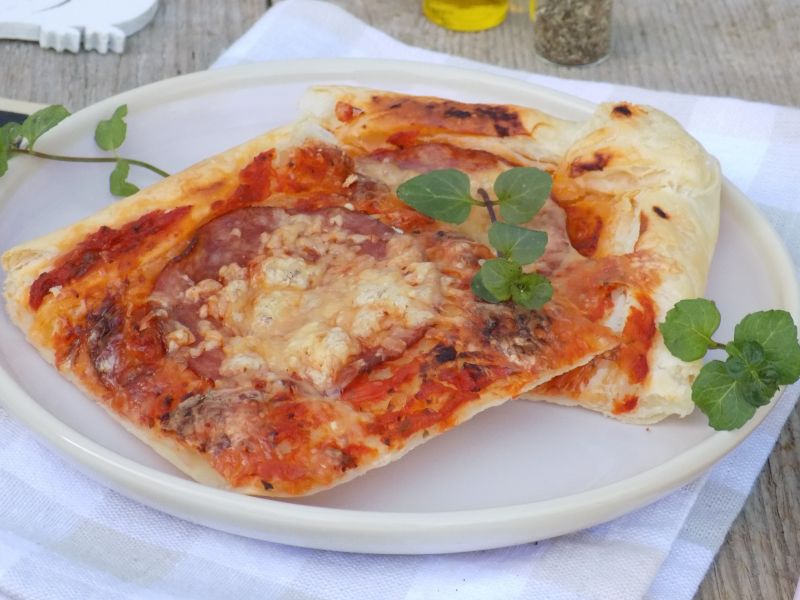 Pizza na cieście francuskim z sosem i salami Pizza na cieście francuskim z sosem i salami