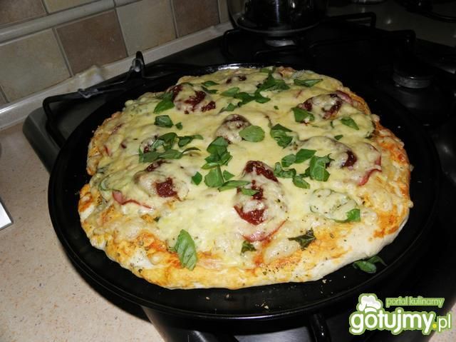 Pizza na cieście od calzone.