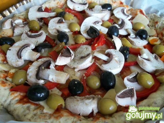 pizza na cieście z otrębami pizza na cieście z otrębami