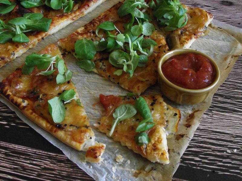 Pizza na francuskim cieście z serem i czarnuszką