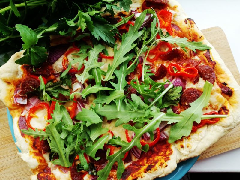 Pizza na grubym cieście z chorizo