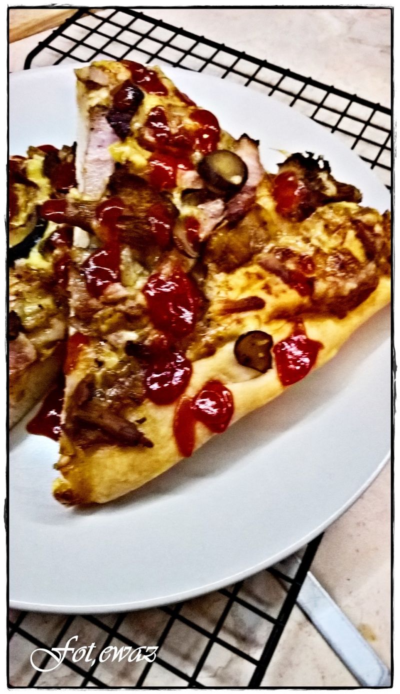 Pizza na grubym cieście z grzybami