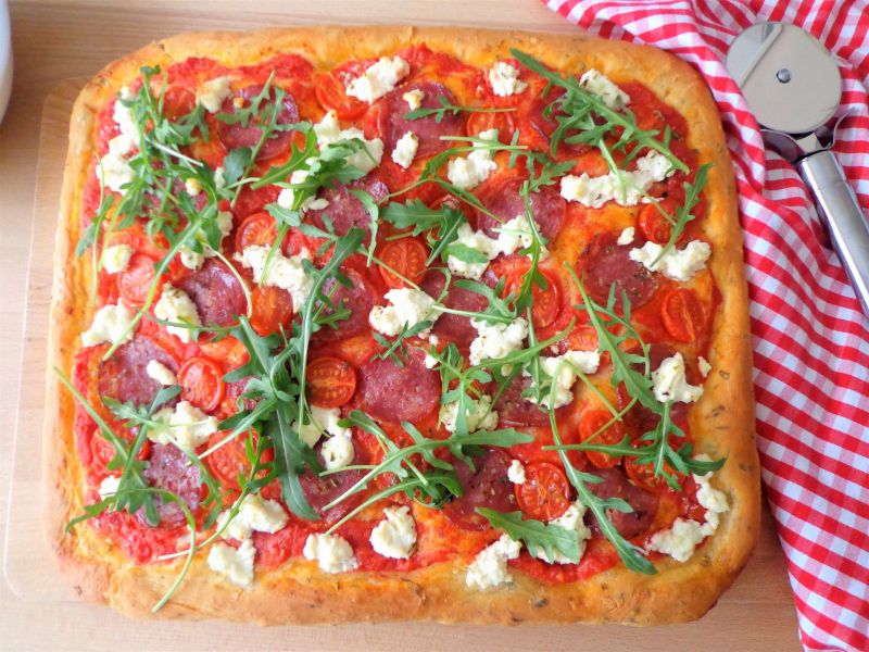 Pizza na grubym cieście z salami i pomidorkami Pizza na grubym cieście z salami i pomidorkami