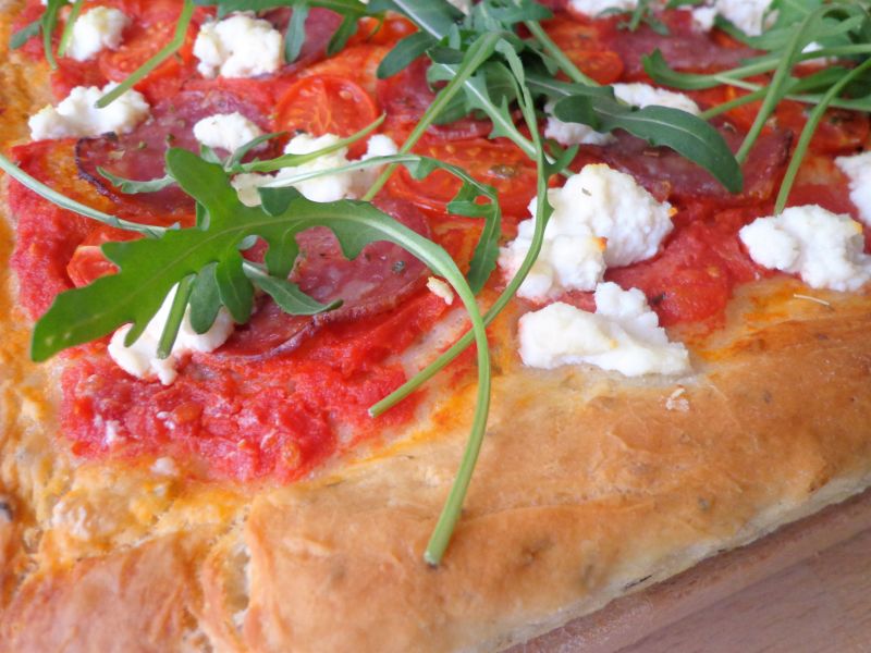 Pizza na grubym cieście z salami i pomidorkami Pizza na grubym cieście z salami i pomidorkami