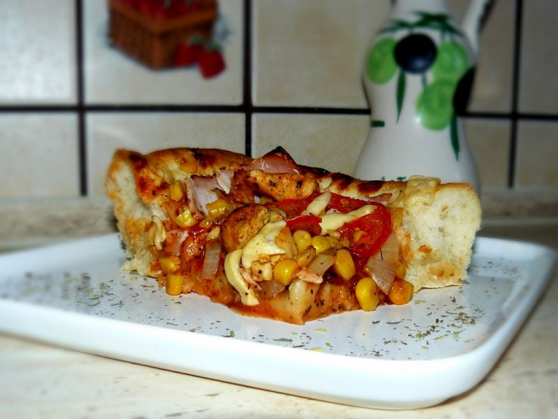 Pizza na grubym spodzie z dodatkami Pizza na grubym spodzie z dodatkami