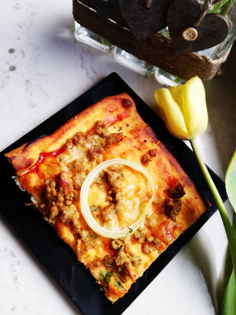 Pizza na kruchym cieście z mielonym indykiem Pizza na kruchym cieście z mielonym indykiem
