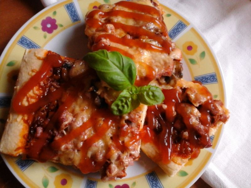 Pizza na ostro z pieczarkami i kurczakiem Pizza na ostro z pieczarkami i kurczakiem