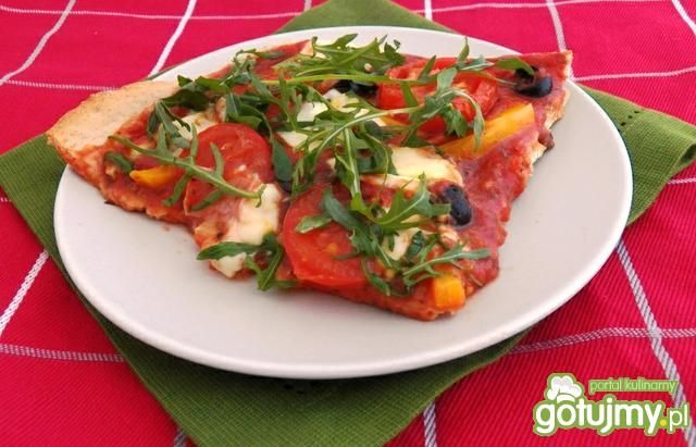 Pizza na pełnoziarnistym cieście. Pizza na pełnoziarnistym cieście.