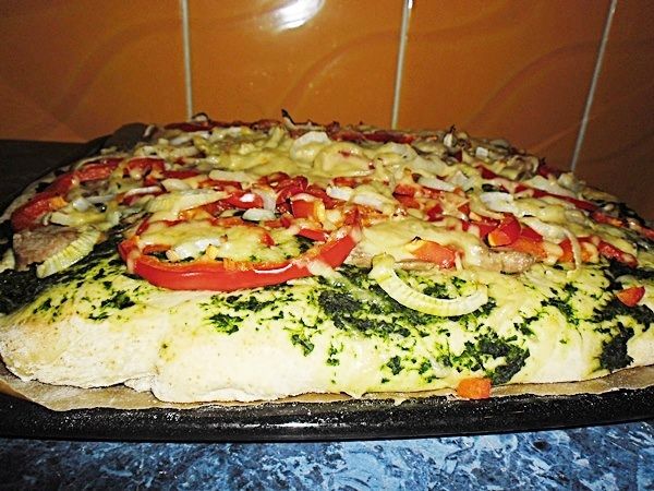 Pizza na puszystym cieście.  Pizza na puszystym cieście.