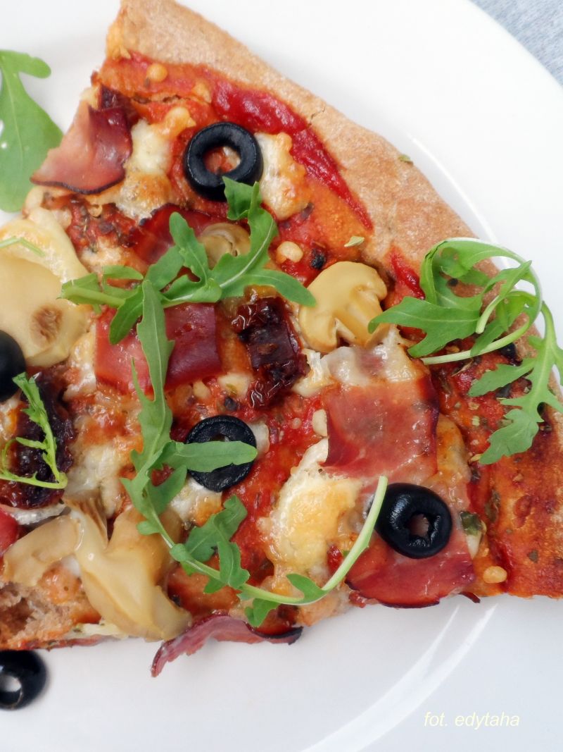 Pizza na spodzie pełnoziarnistym