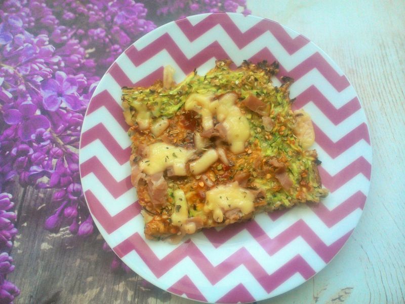 Pizza na spodzie z cukinii