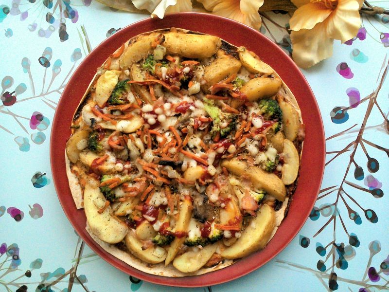 Pizza na tortilli z mrożonymi warzywami