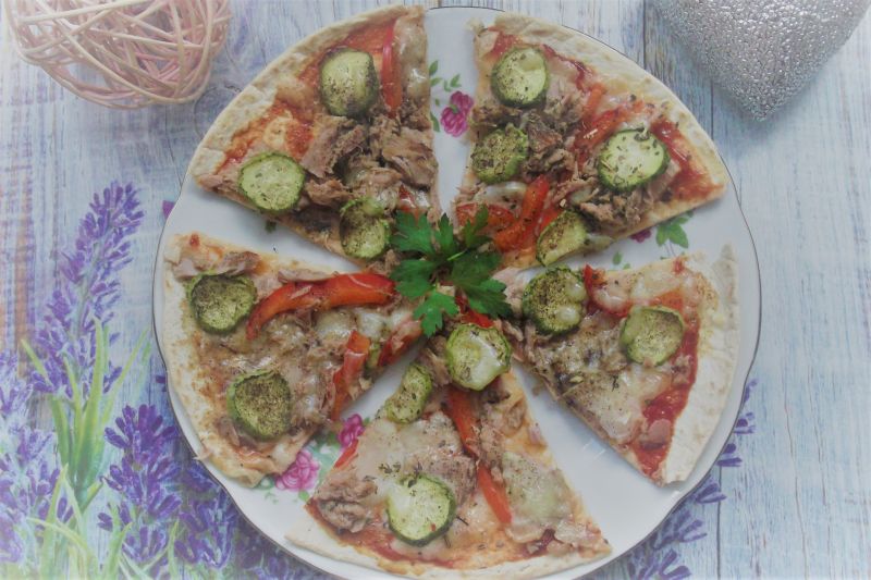 Pizza na tortilli z tuńczykiem