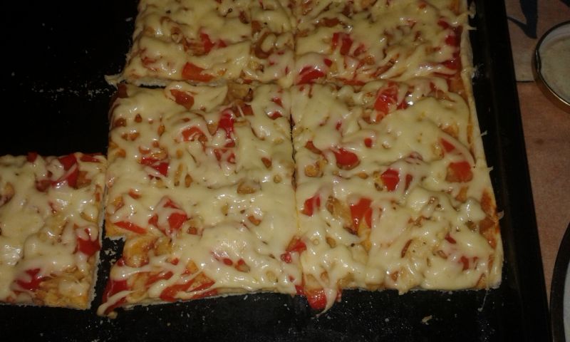 Pizza na warzywnym spodzie z kurczakiem Pizza na warzywnym spodzie z kurczakiem