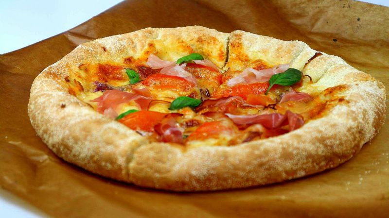 Pizza na wypasie z serem w rancie Pizza na wypasie z serem w rancie