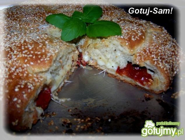 Pizza nadziewana suszonymi pomidorami  Pizza nadziewana suszonymi pomidorami