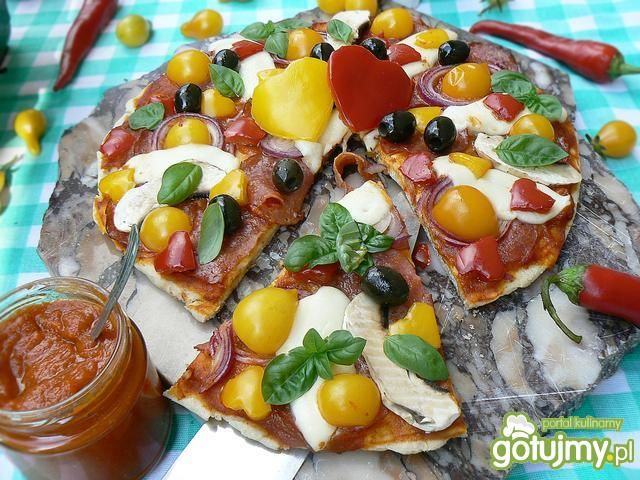 Pizza od serca orkiszowa z domowym sosem