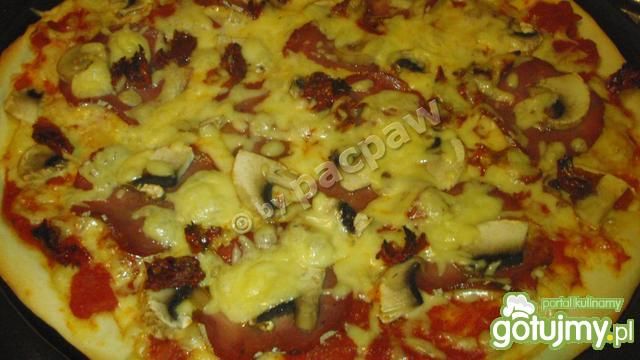 Pizza oliwowa z kindziukiem i pieczarkam Pizza oliwowa z kindziukiem i pieczarkam