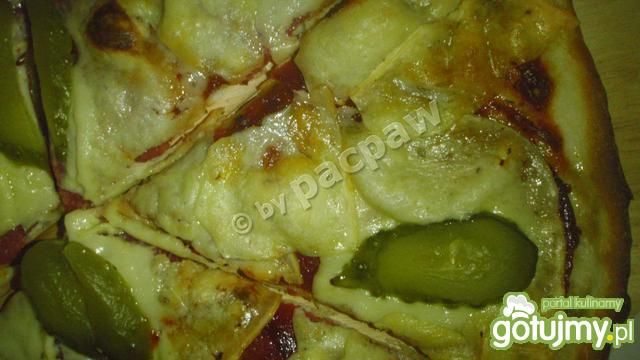 Pizza oliwowa z salami i ogórkiem