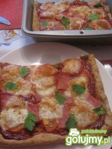 Pizza pełnoziarnista z dodatkami