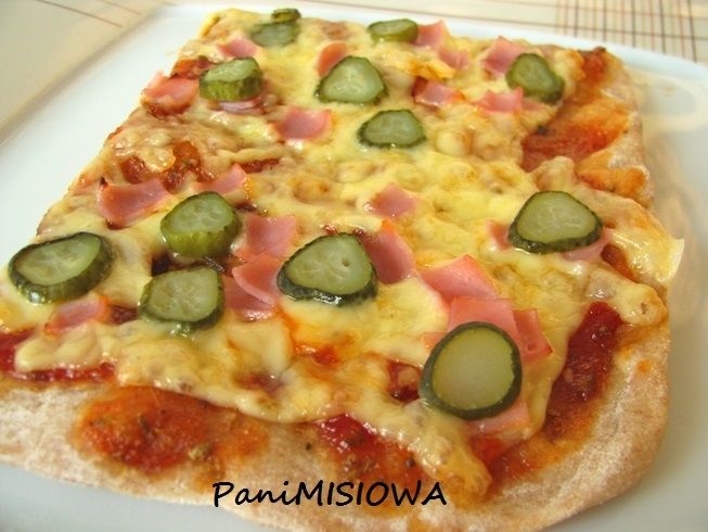 Pizza pełnoziarnista z ogórkiem konserwowym