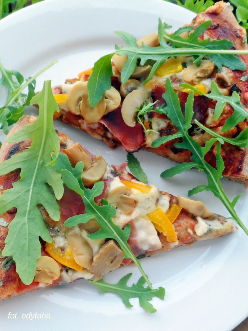 Pizza pełnoziarnista z pieczarkami  Pizza pełnoziarnista z pieczarkami
