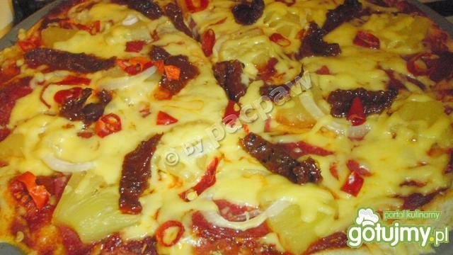 Pizza pełnoziarnista z salami pieprzowym