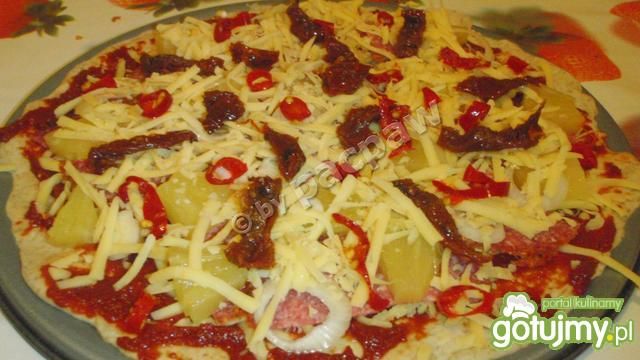 Pizza pełnoziarnista z salami pieprzowym