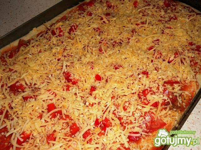 Pizza peperoni na cienkim cieście