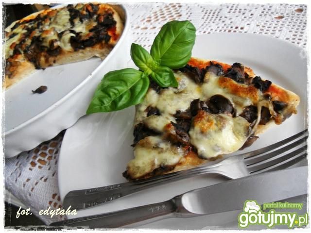 Pizza pieczarkowa na grubym cieście Pizza pieczarkowa na grubym cieście