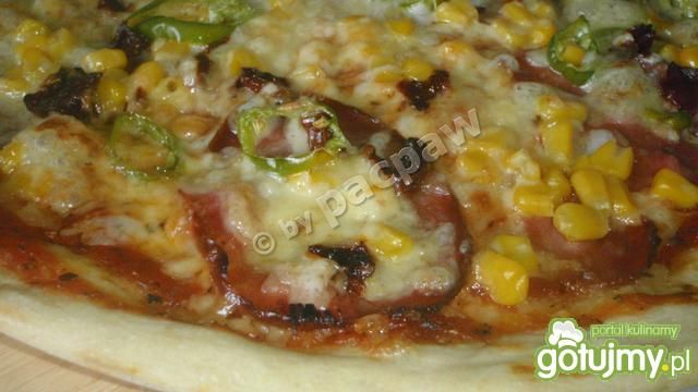 Pizza pikantna z kindziukiem i pepperoni Pizza pikantna z kindziukiem i pepperoni