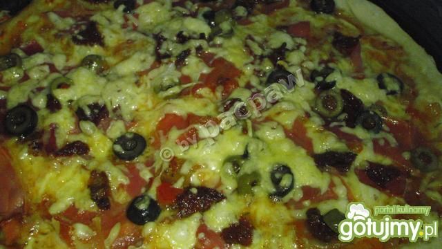 Pizza pikatna  z szynką serrano