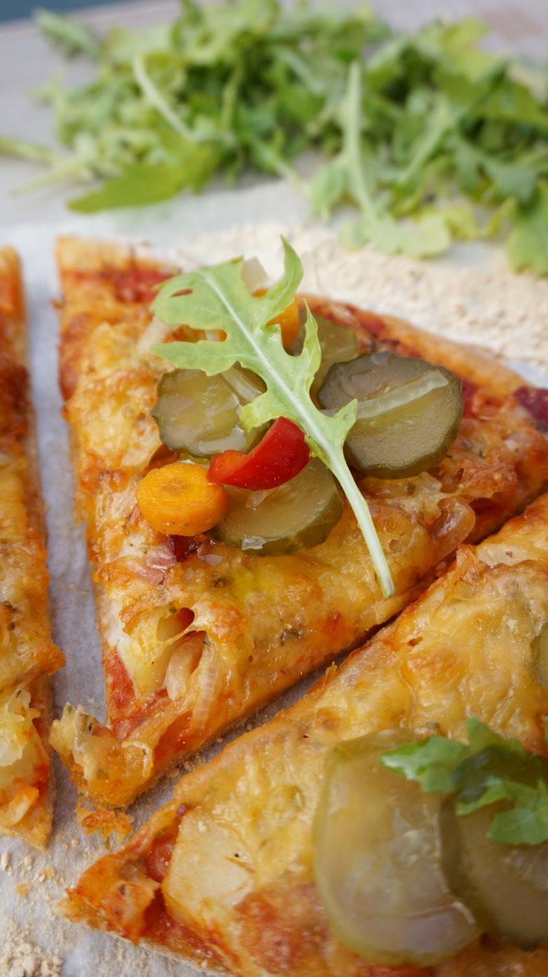 Pizza 'polska' z ziemniakami, boczkiem i cebulą 