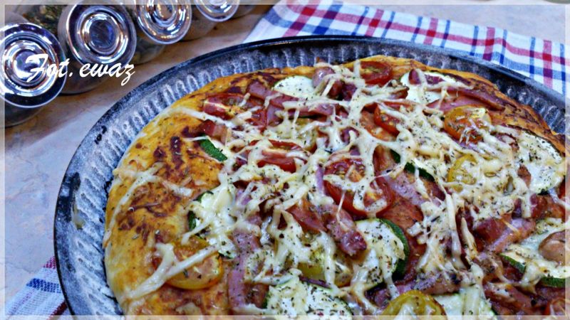 Pizza pomidorowo cukiniowa z serem  Pizza pomidorowo cukiniowa z serem