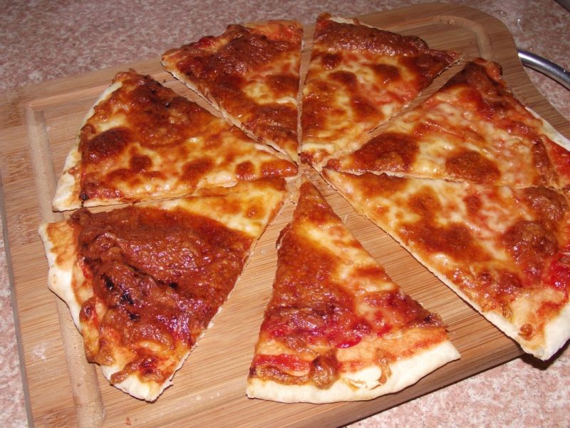 Pizza pomidorowo serowa 