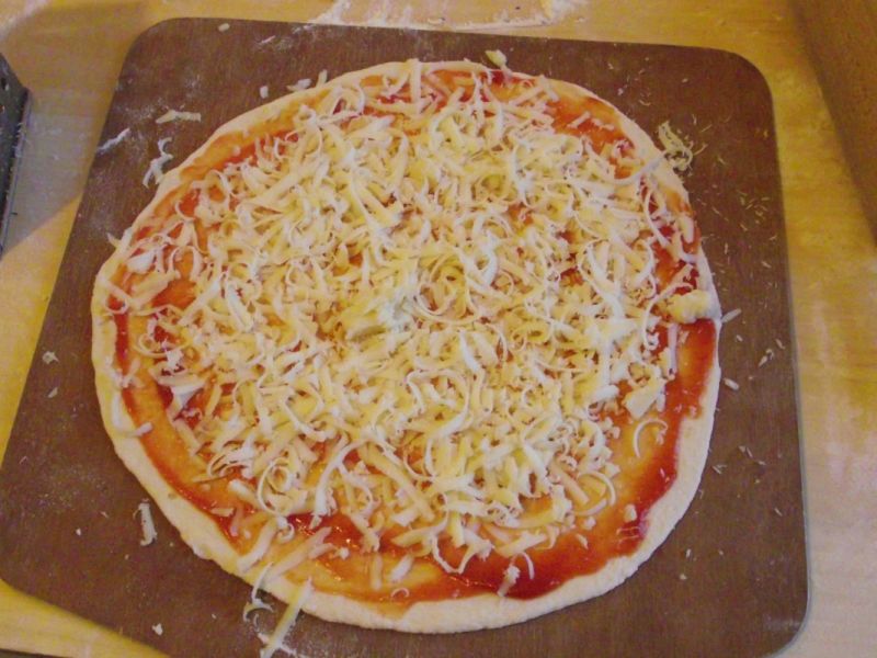 Pizza pomidorowo serowa 