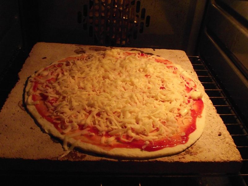 Pizza pomidorowo serowa 