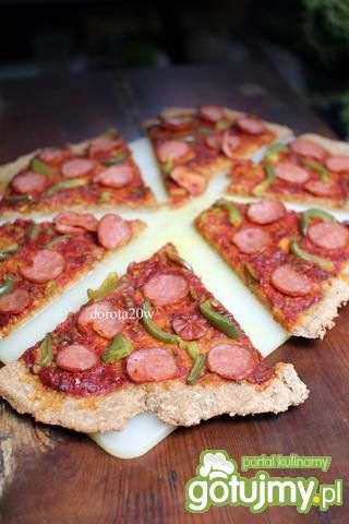 Pizza razowa z kiełbasa i papryką