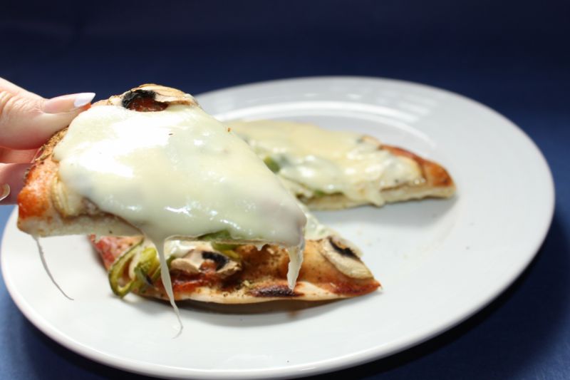 Pizza rewelacyjna z dwoma rodzajami łososia