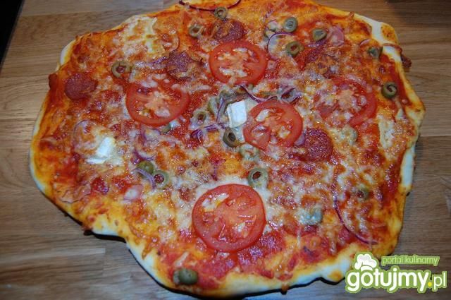 PIZZA różnokształtna na cienkim cieście