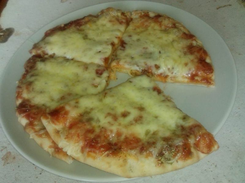 Pizza serowa na chlebku pita Pizza serowa na chlebku pita
